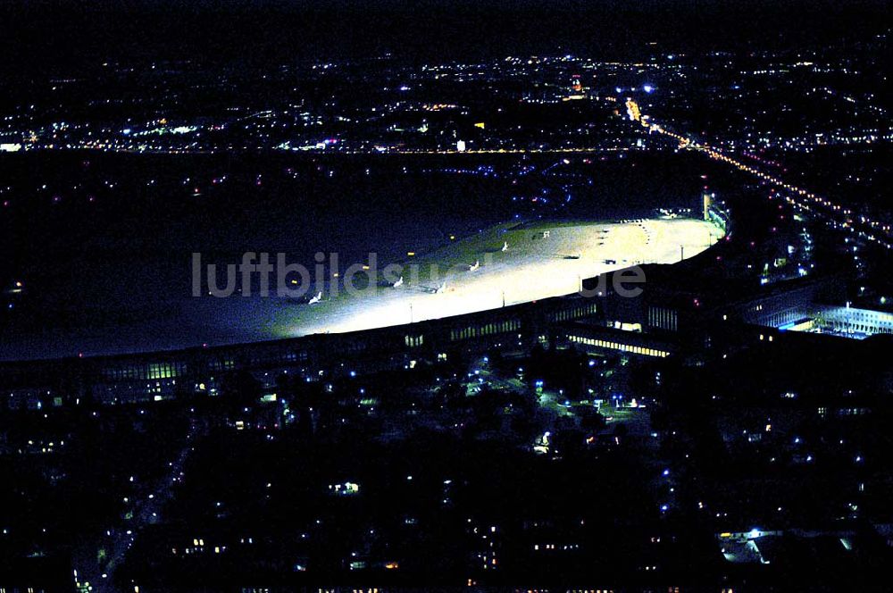 Luftbild Berlin - Helikopterlandeanflug auf den Flughafen Berlin - Tempelhof.