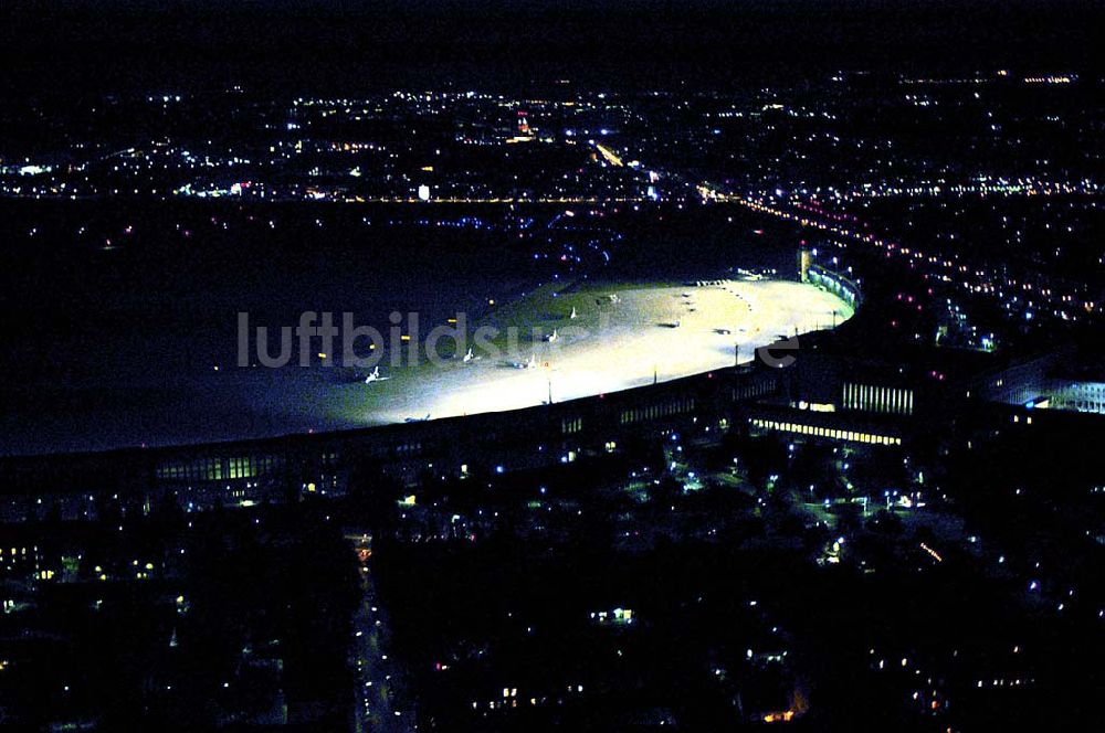 Luftaufnahme Berlin - Helikopterlandeanflug auf den Flughafen Berlin - Tempelhof.