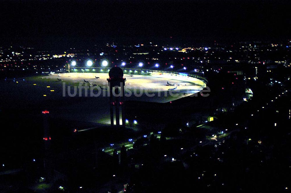 Luftaufnahme Berlin - Helikopterlandeanflug auf den Flughafen Berlin - Tempelhof.