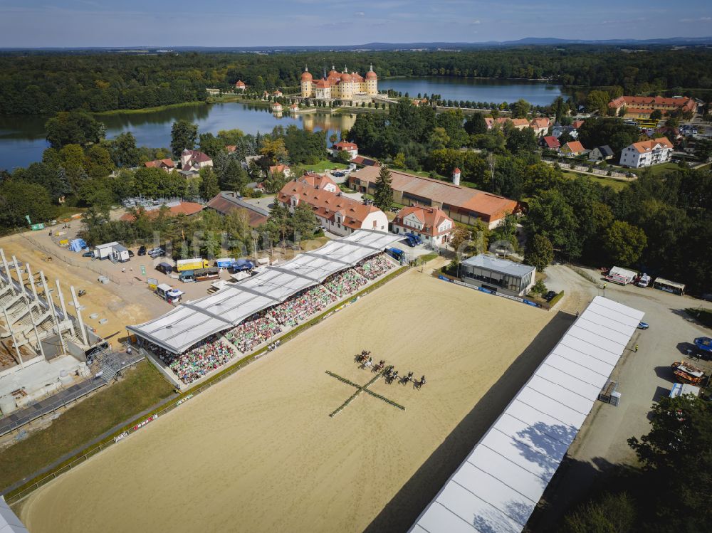 Luftaufnahme Moritzburg - Hengstparade im Landgestüt Moritzburg im Bundesland Sachsen, Deutschland