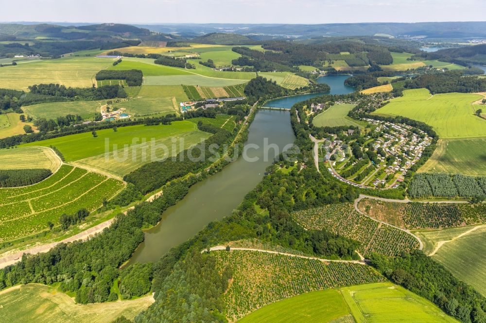 Mielinghausen aus der Vogelperspektive: Hennesee an der Hennetalsperre bei Enkhausen im Sauerland in Nordrhein-Westfalen