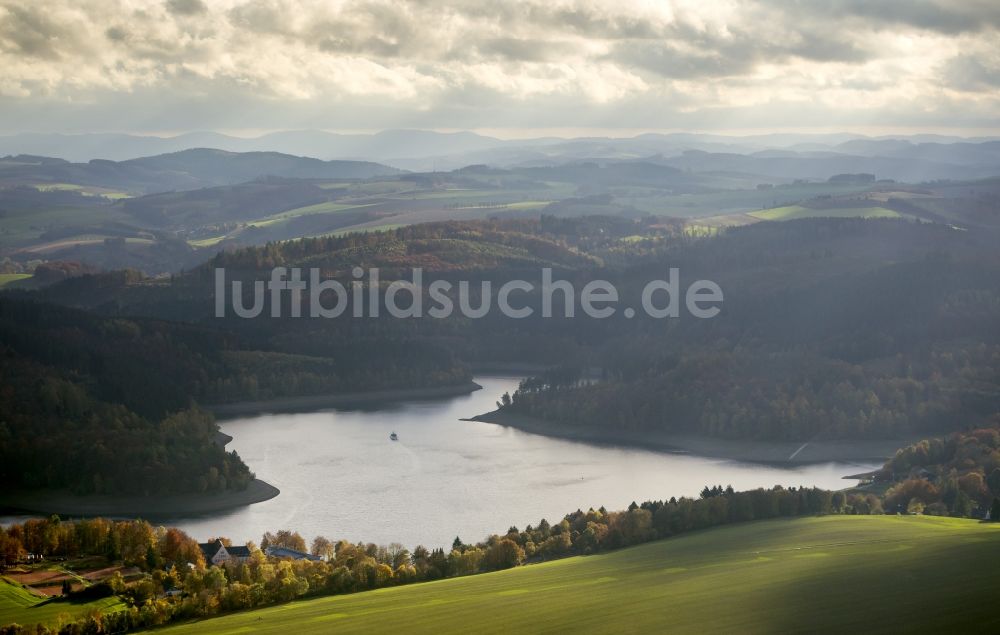 Meschede von oben - Hennesee an der Hennetalsperre bei Meschede im Sauerland in Nordrhein-Westfalen