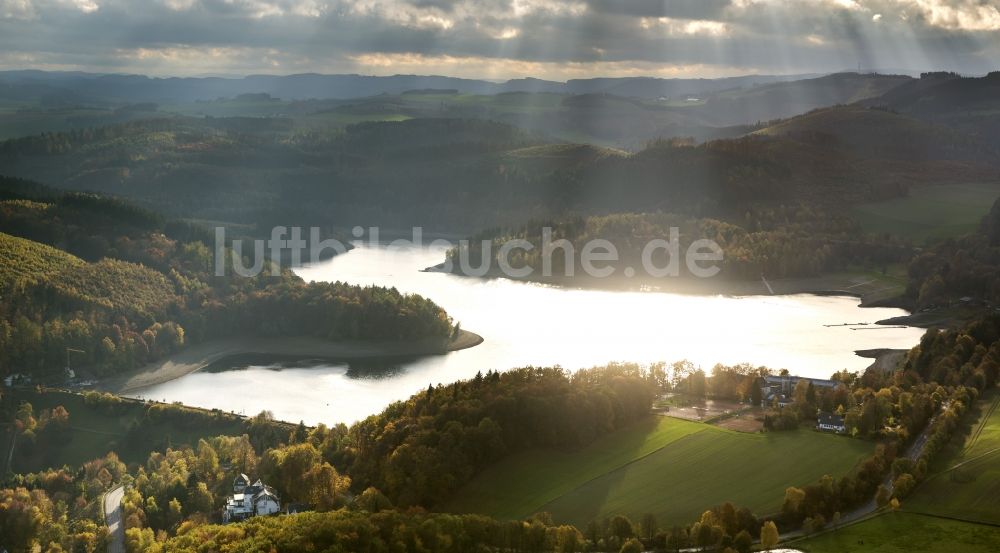 Meschede aus der Vogelperspektive: Hennesee an der Hennetalsperre bei Meschede im Sauerland in Nordrhein-Westfalen