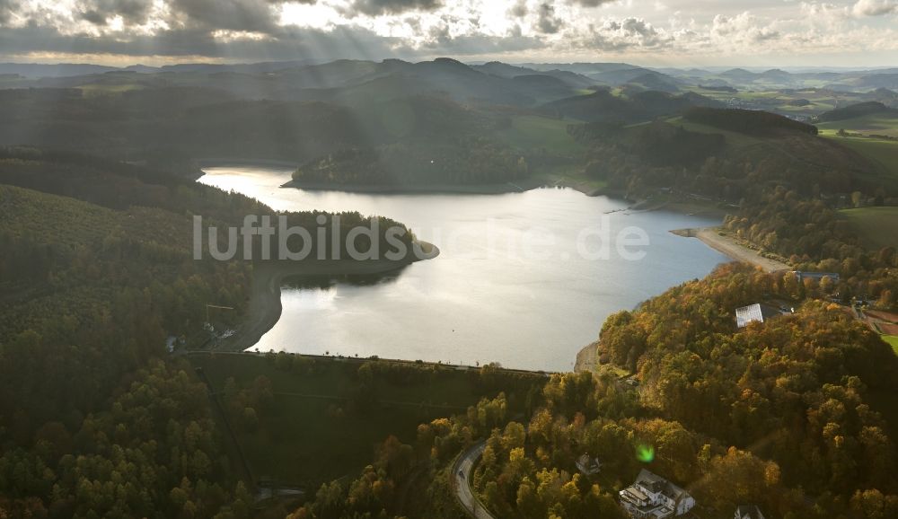 Luftbild Meschede - Hennesee an der Hennetalsperre bei Meschede im Sauerland in Nordrhein-Westfalen