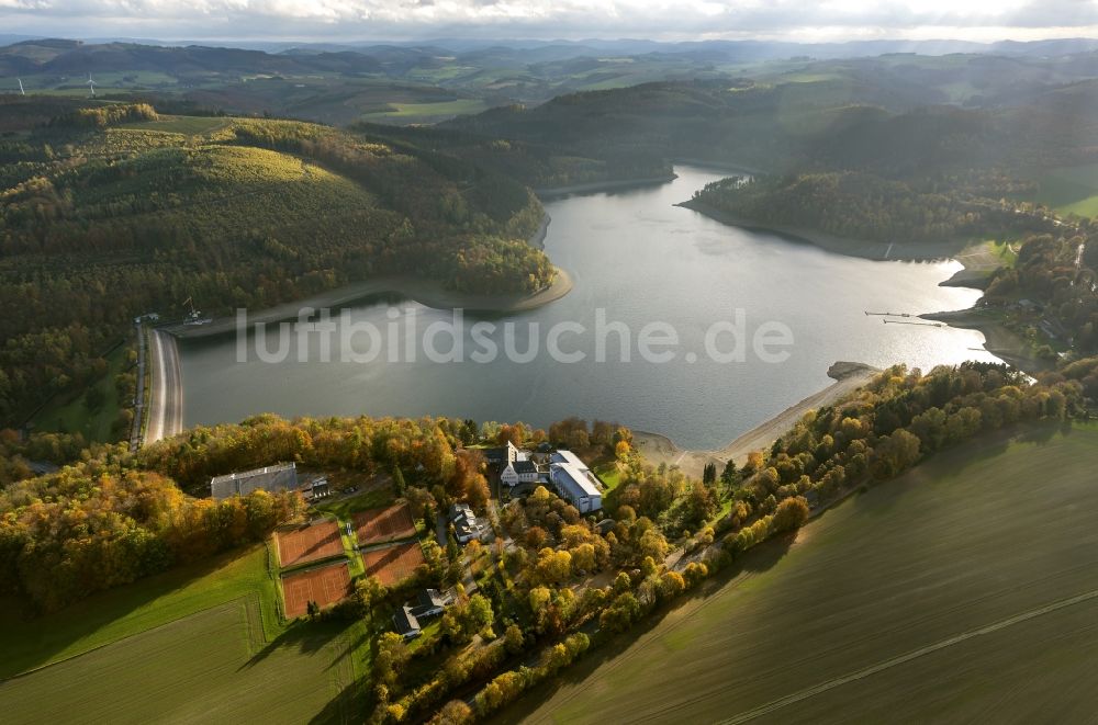 Luftaufnahme Meschede - Hennesee an der Hennetalsperre bei Meschede im Sauerland in Nordrhein-Westfalen