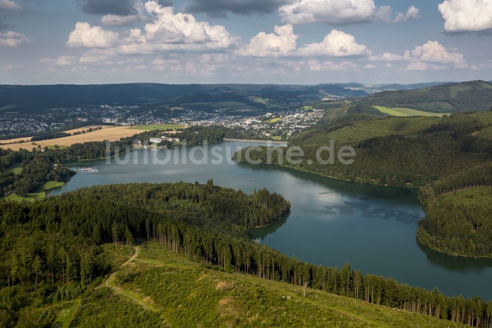 Meschede von oben - Hennesee an der Hennetalsperre bei Meschede im Sauerland in Nordrhein-Westfalen