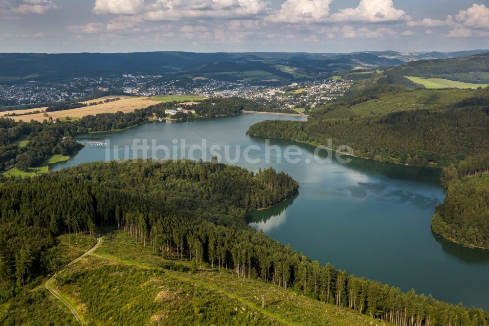 Meschede aus der Vogelperspektive: Hennesee an der Hennetalsperre bei Meschede im Sauerland in Nordrhein-Westfalen