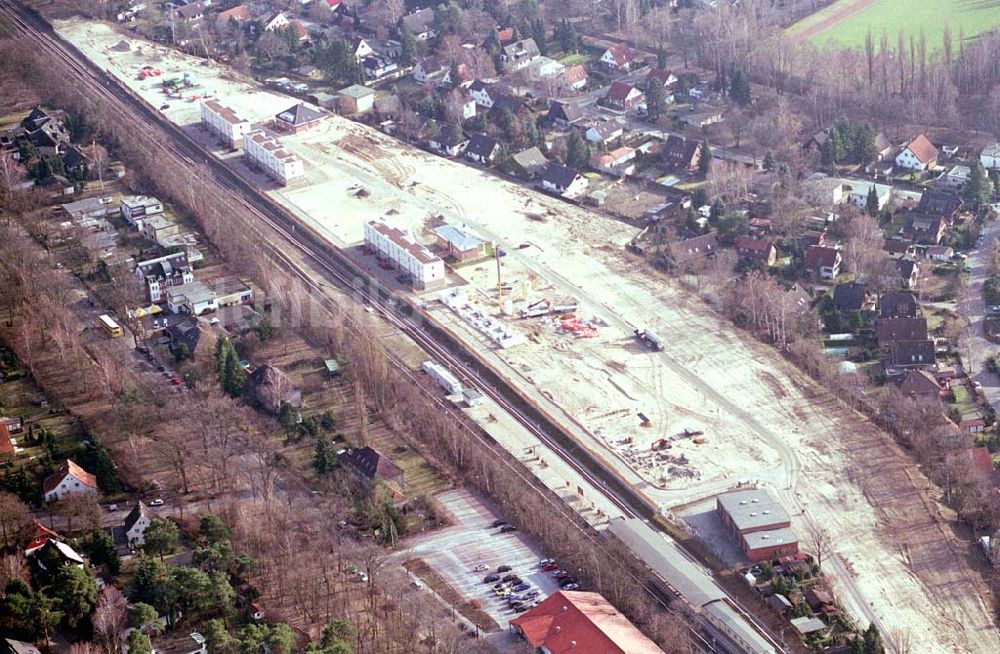 Luftaufnahme Hennigsdorf / BRB - 17.03.2004 Hennigsdorf bei Berlin, Wohnsiedlungsneubau am S-Bahnhof Hennigsdorf