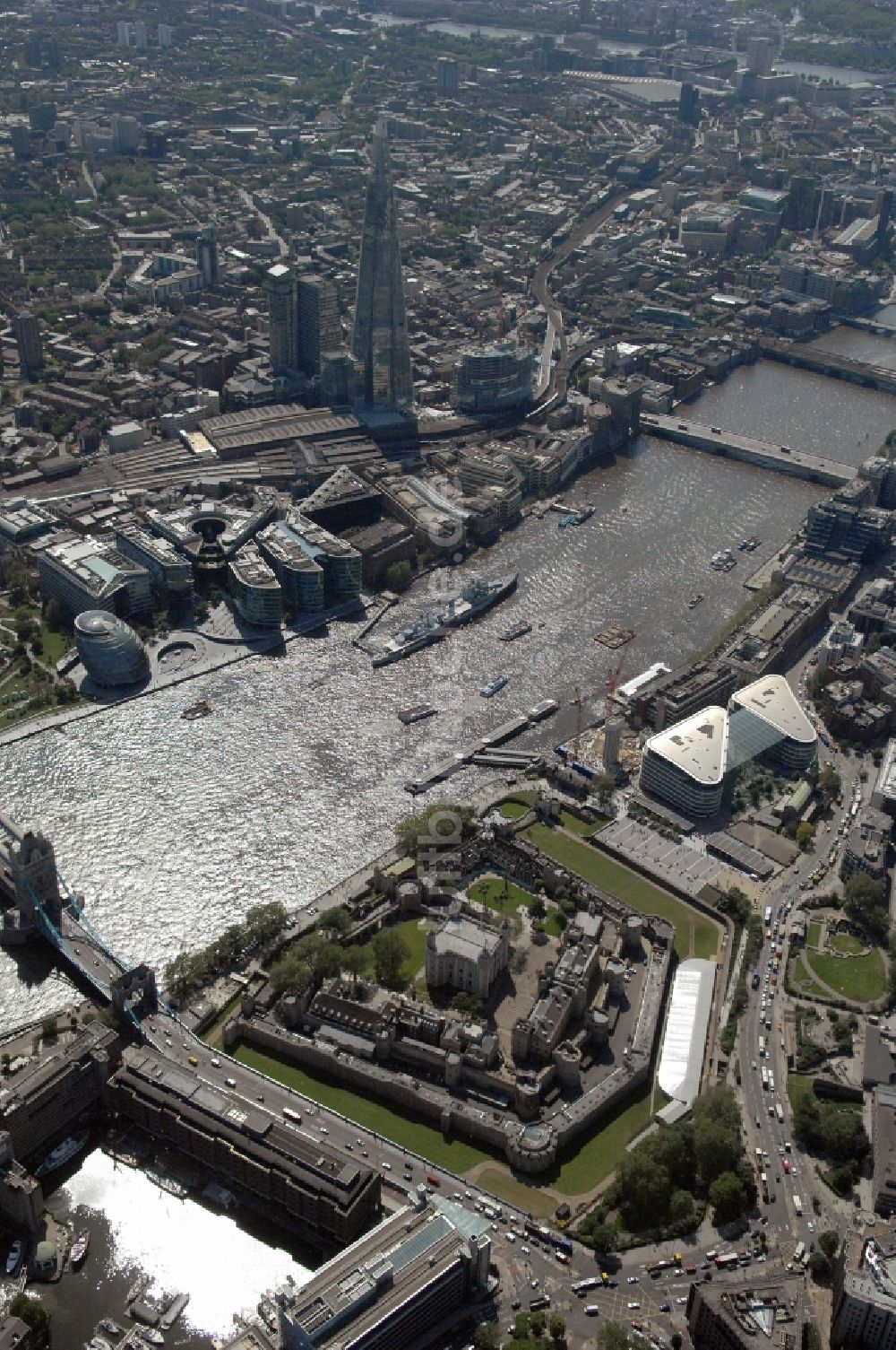 Luftbild London - Her Majesty's Royal Palace and Fortress, bekannt als Tower of London