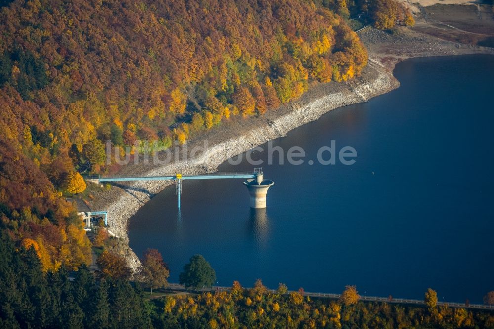 Luftbild Attendorn - Herbst amTalsperren - Staudamm und Stausee in Attendorn im Bundesland Nordrhein-Westfalen