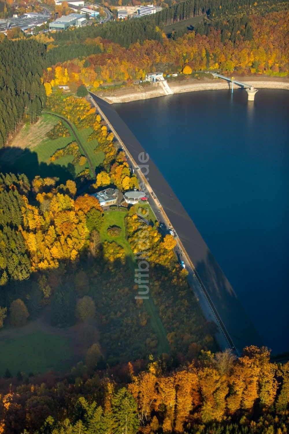 Luftaufnahme Attendorn - Herbst amTalsperren - Staudamm und Stausee in Attendorn im Bundesland Nordrhein-Westfalen