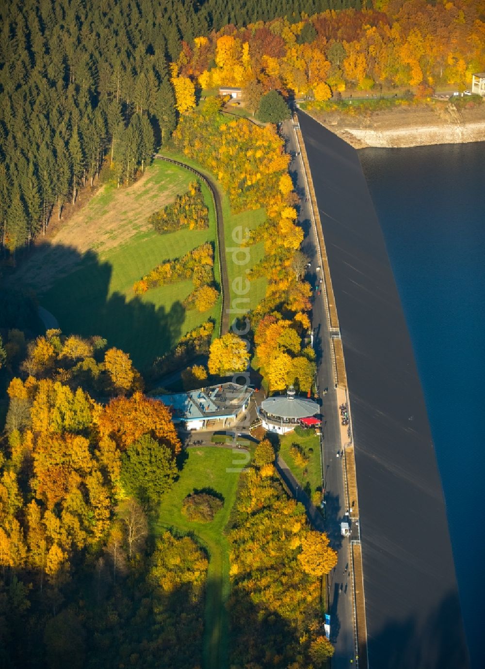 Attendorn von oben - Herbst amTalsperren - Staudamm und Stausee in Attendorn im Bundesland Nordrhein-Westfalen