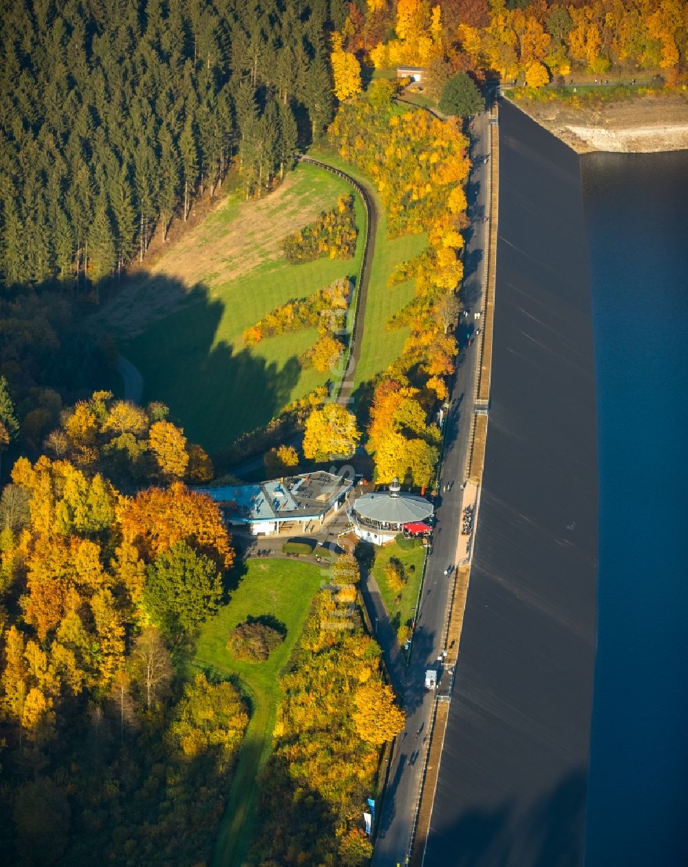 Attendorn aus der Vogelperspektive: Herbst amTalsperren - Staudamm und Stausee in Attendorn im Bundesland Nordrhein-Westfalen