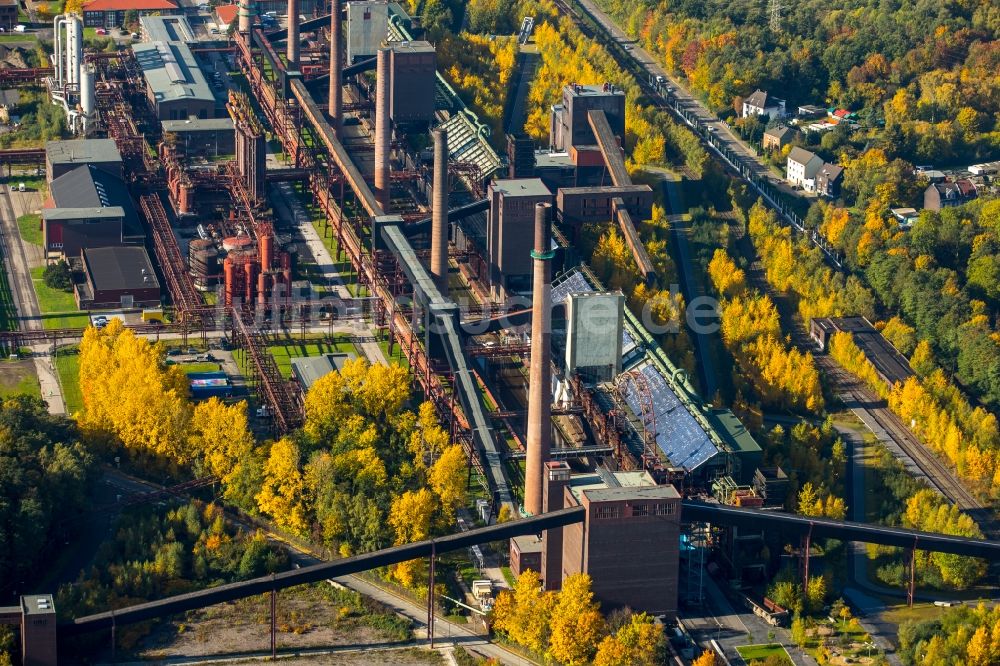 Luftaufnahme Essen - Herbst- Landschaft der Kokerei Zollverein in Essen im Ruhrgebiet im Bundesland Nordrhein-Westfalen