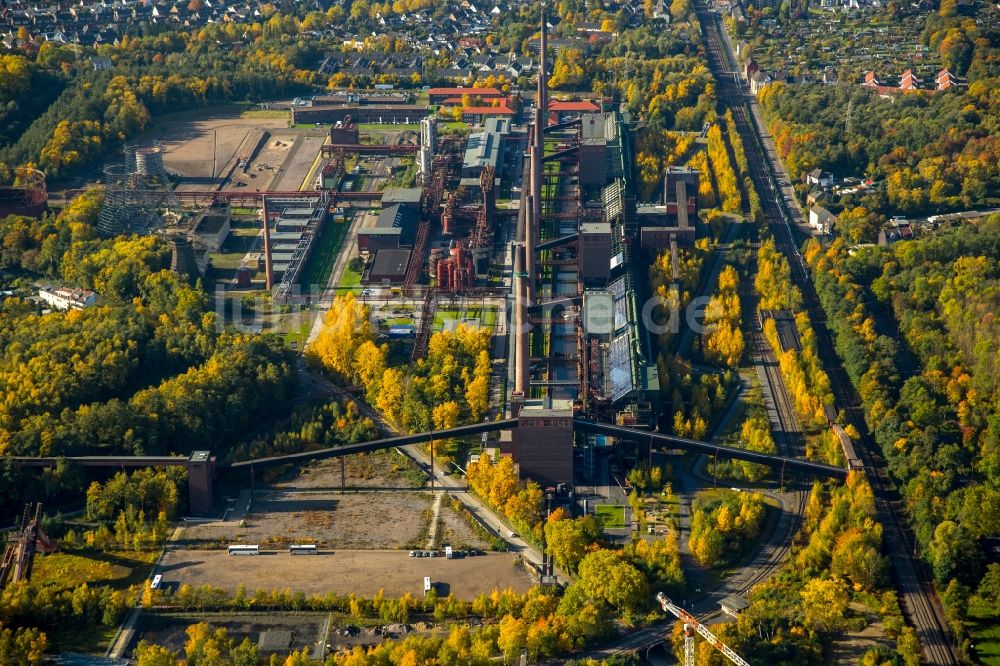 Essen von oben - Herbst- Landschaft der Kokerei Zollverein in Essen im Ruhrgebiet im Bundesland Nordrhein-Westfalen