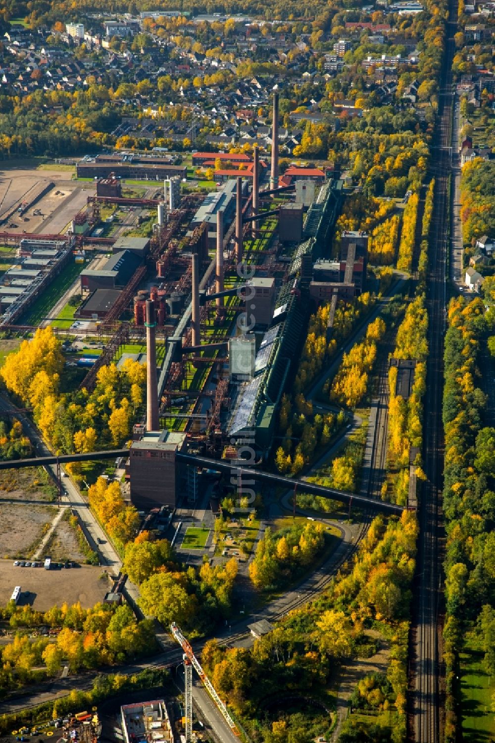 Essen aus der Vogelperspektive: Herbst- Landschaft der Kokerei Zollverein in Essen im Ruhrgebiet im Bundesland Nordrhein-Westfalen