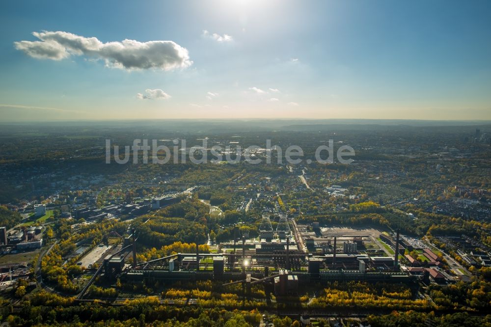 Luftaufnahme Essen - Herbst- Landschaft der Kokerei Zollverein in Essen im Ruhrgebiet im Bundesland Nordrhein-Westfalen