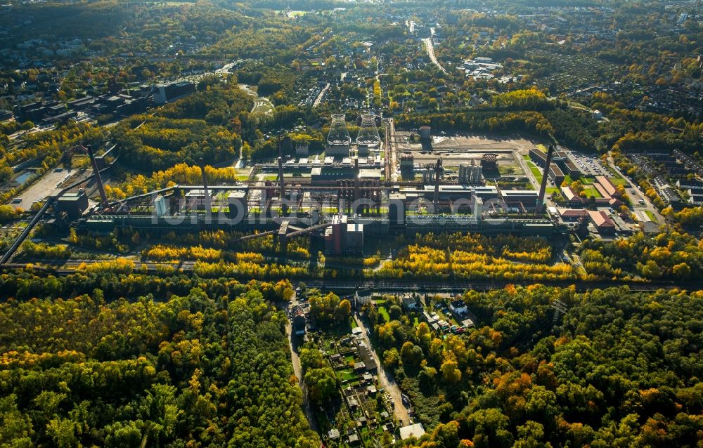 Essen aus der Vogelperspektive: Herbst- Landschaft der Kokerei Zollverein in Essen im Ruhrgebiet im Bundesland Nordrhein-Westfalen