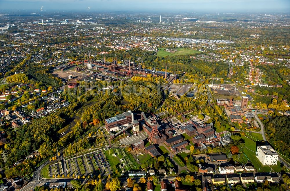 Luftaufnahme Essen - Herbst- Landschaft der Kokerei Zollverein in Essen im Ruhrgebiet im Bundesland Nordrhein-Westfalen