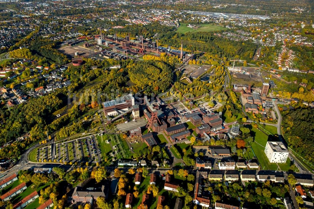 Essen von oben - Herbst- Landschaft der Kokerei Zollverein in Essen im Ruhrgebiet im Bundesland Nordrhein-Westfalen