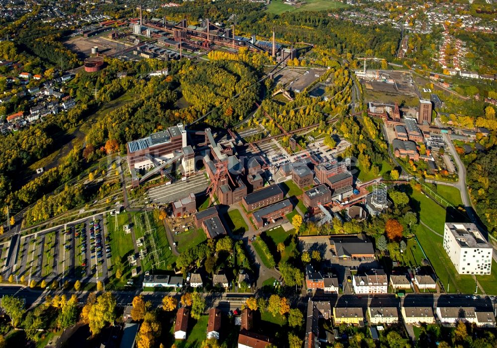 Essen aus der Vogelperspektive: Herbst- Landschaft der Kokerei Zollverein in Essen im Ruhrgebiet im Bundesland Nordrhein-Westfalen