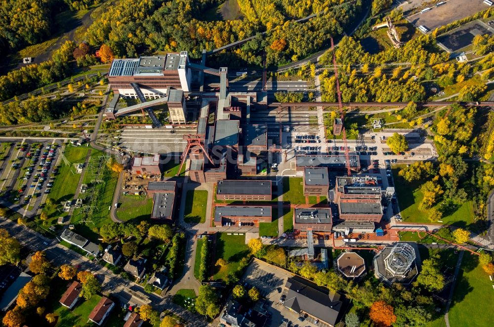 Luftaufnahme Essen - Herbst- Landschaft der Kokerei Zollverein in Essen im Ruhrgebiet im Bundesland Nordrhein-Westfalen