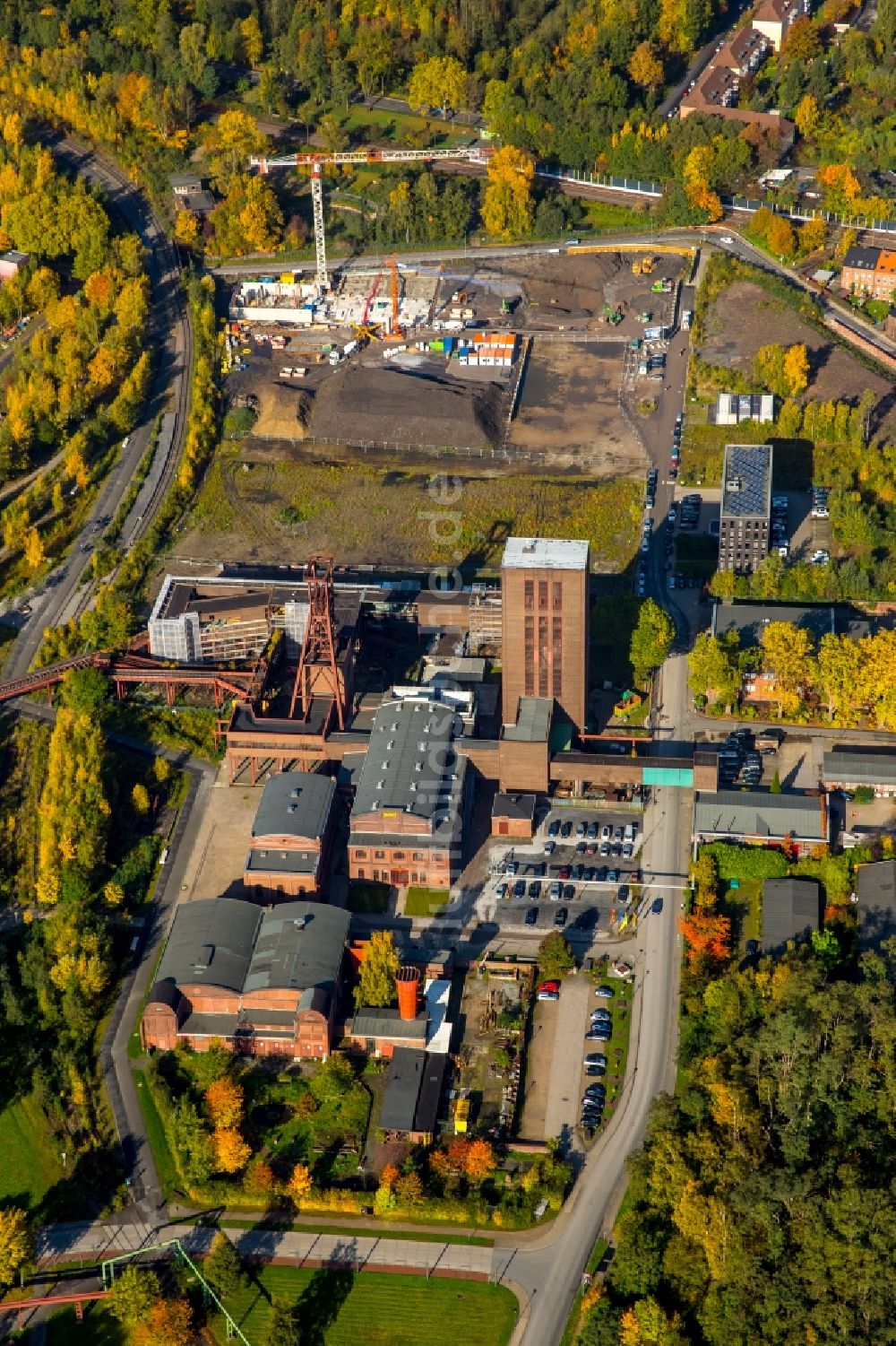 Essen von oben - Herbst- Landschaft der Kokerei Zollverein in Essen im Ruhrgebiet im Bundesland Nordrhein-Westfalen