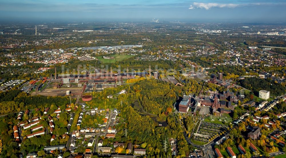 Luftaufnahme Essen - Herbst- Landschaft der Kokerei Zollverein in Essen im Ruhrgebiet im Bundesland Nordrhein-Westfalen