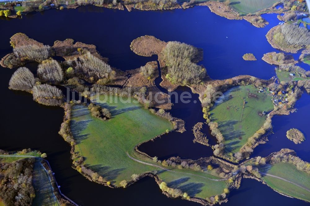 Oberkrämer aus der Vogelperspektive: Herbst- Landschaft am Mühlensee bei dem Ortsteil Vehlefanz der Gemeinde Oberkrämer in Brandenburg