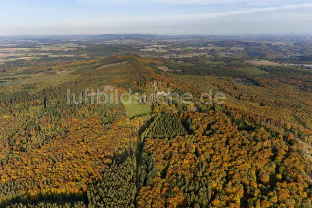 Luftbild Kempfeld - Herbst - Landschaft des Wildenburgturm an der Burgruine der Wildenburg im Naturschutzgebiet Wildenburg in der Nähe von Kempfeld im Bundesland Rheinland-Pfalz