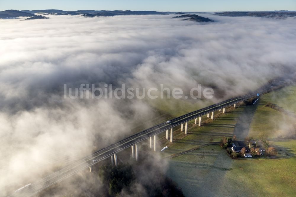 Meschede aus der Vogelperspektive: Herbst - Nebel- Wetter Landschaft über dem Bauwerk der BAB A46 Autobahn - Talbrücke Wennemen bei Meschede im Bundesland Nordrhein-Westfalen