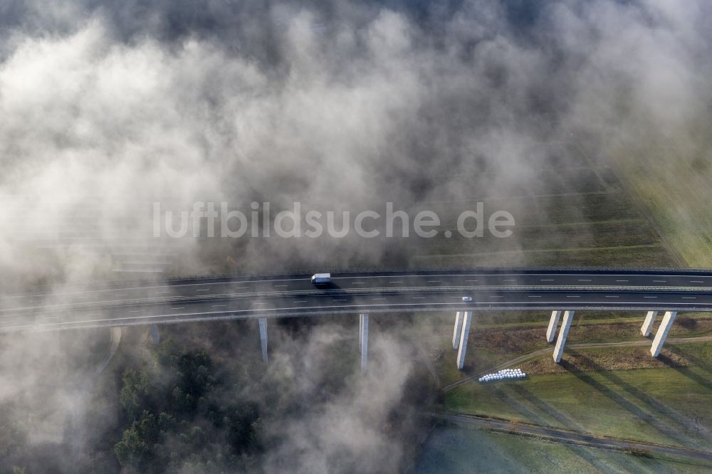 Luftbild Meschede - Herbst - Nebel- Wetter Landschaft über dem Bauwerk der BAB A46 Autobahn - Talbrücke Wennemen bei Meschede im Bundesland Nordrhein-Westfalen