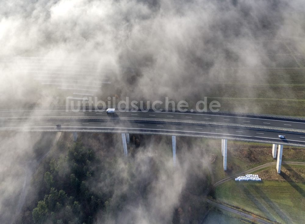 Luftaufnahme Meschede - Herbst - Nebel- Wetter Landschaft über dem Bauwerk der BAB A46 Autobahn - Talbrücke Wennemen bei Meschede im Bundesland Nordrhein-Westfalen