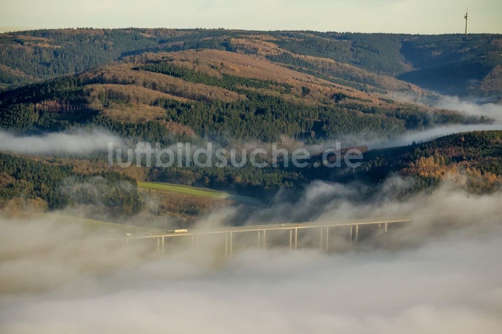 Meschede von oben - Herbst - Nebel- Wetter Landschaft über dem Bauwerk der BAB A46 Autobahn - Talbrücke Wennemen bei Meschede im Bundesland Nordrhein-Westfalen