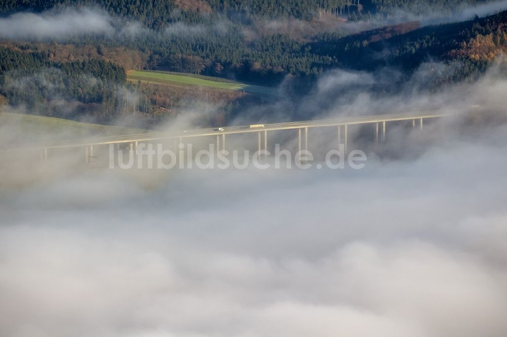 Meschede aus der Vogelperspektive: Herbst - Nebel- Wetter Landschaft über dem Bauwerk der BAB A46 Autobahn - Talbrücke Wennemen bei Meschede im Bundesland Nordrhein-Westfalen