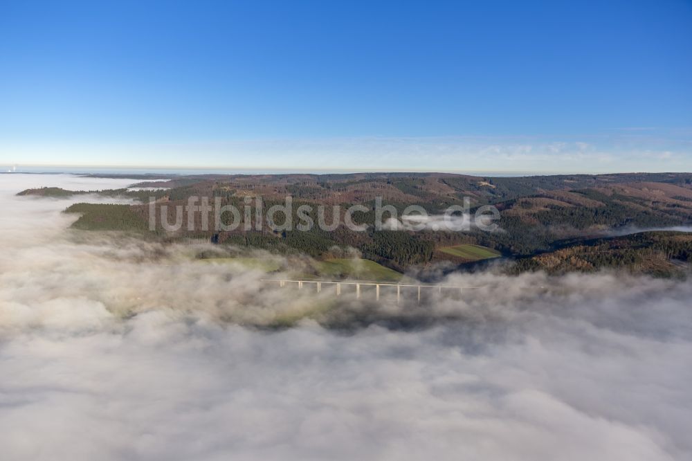 Luftbild Meschede - Herbst - Nebel- Wetter Landschaft über dem Bauwerk der BAB A46 Autobahn - Talbrücke Wennemen bei Meschede im Bundesland Nordrhein-Westfalen