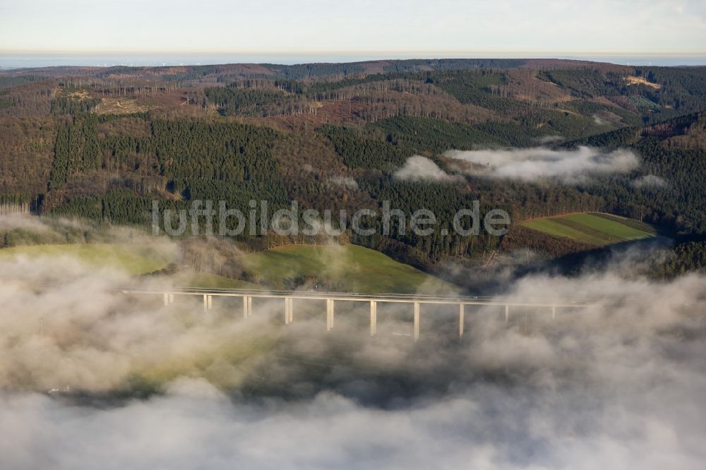 Luftaufnahme Meschede - Herbst - Nebel- Wetter Landschaft über dem Bauwerk der BAB A46 Autobahn - Talbrücke Wennemen bei Meschede im Bundesland Nordrhein-Westfalen