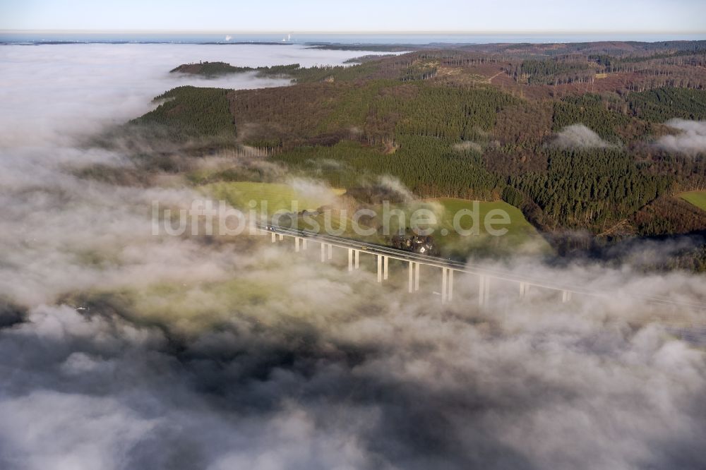 Meschede von oben - Herbst - Nebel- Wetter Landschaft über dem Bauwerk der BAB A46 Autobahn - Talbrücke Wennemen bei Meschede im Bundesland Nordrhein-Westfalen