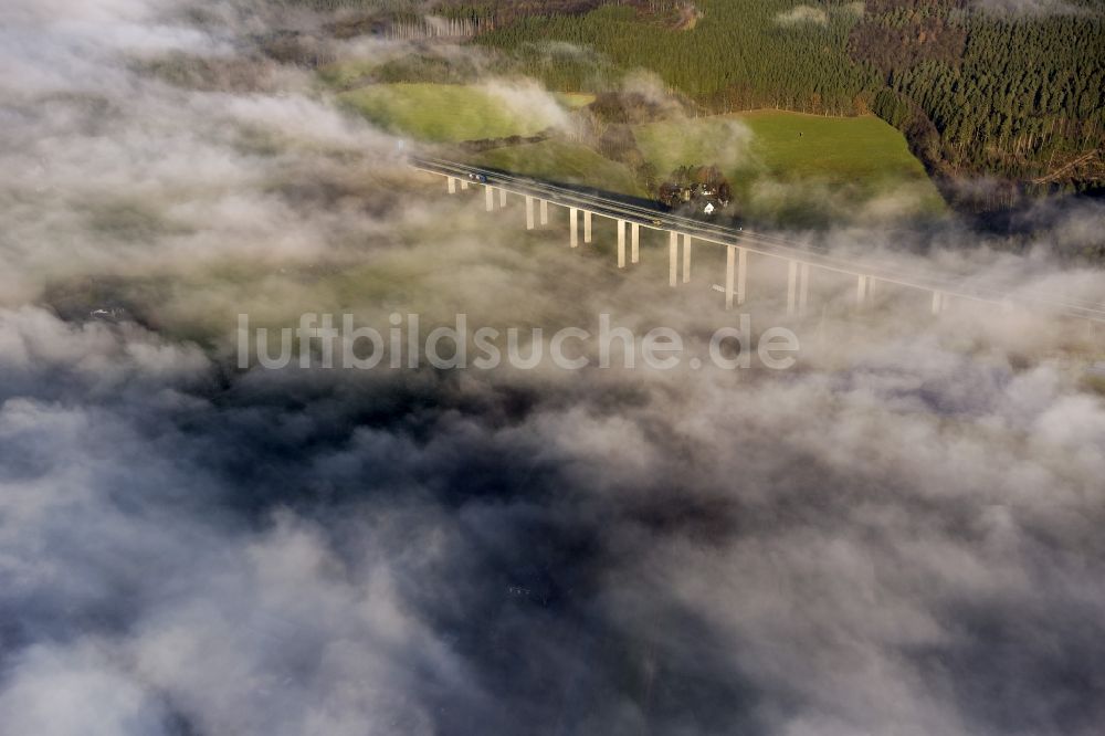 Meschede aus der Vogelperspektive: Herbst - Nebel- Wetter Landschaft über dem Bauwerk der BAB A46 Autobahn - Talbrücke Wennemen bei Meschede im Bundesland Nordrhein-Westfalen