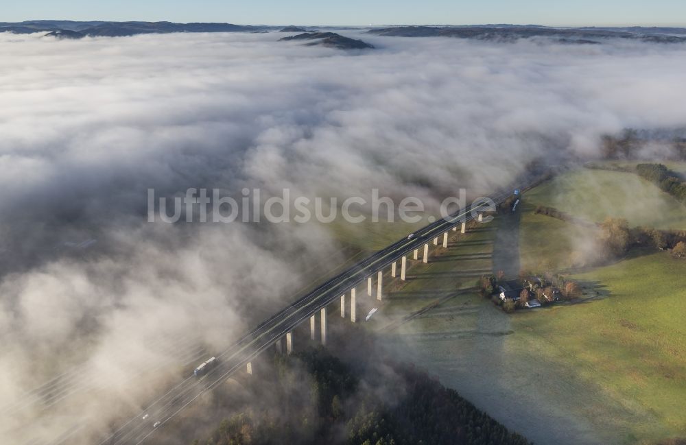 Luftbild Meschede - Herbst - Nebel- Wetter Landschaft über dem Bauwerk der BAB A46 Autobahn - Talbrücke Wennemen bei Meschede im Bundesland Nordrhein-Westfalen