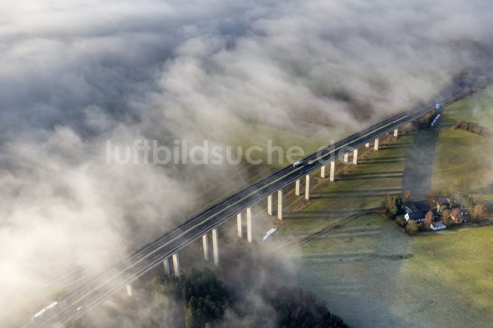 Luftaufnahme Meschede - Herbst - Nebel- Wetter Landschaft über dem Bauwerk der BAB A46 Autobahn - Talbrücke Wennemen bei Meschede im Bundesland Nordrhein-Westfalen