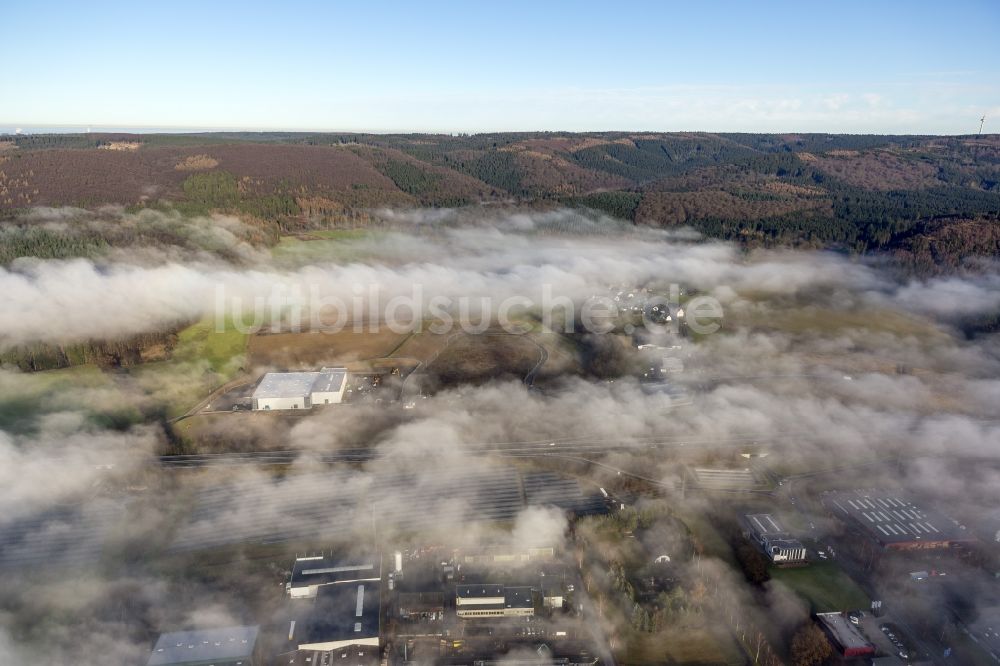 Luftaufnahme Meschede - Herbst - Wetter Landschaft über dem Gewerbegebiet Ernste in Meschede im Bundesland Nordrhein-Westfalen