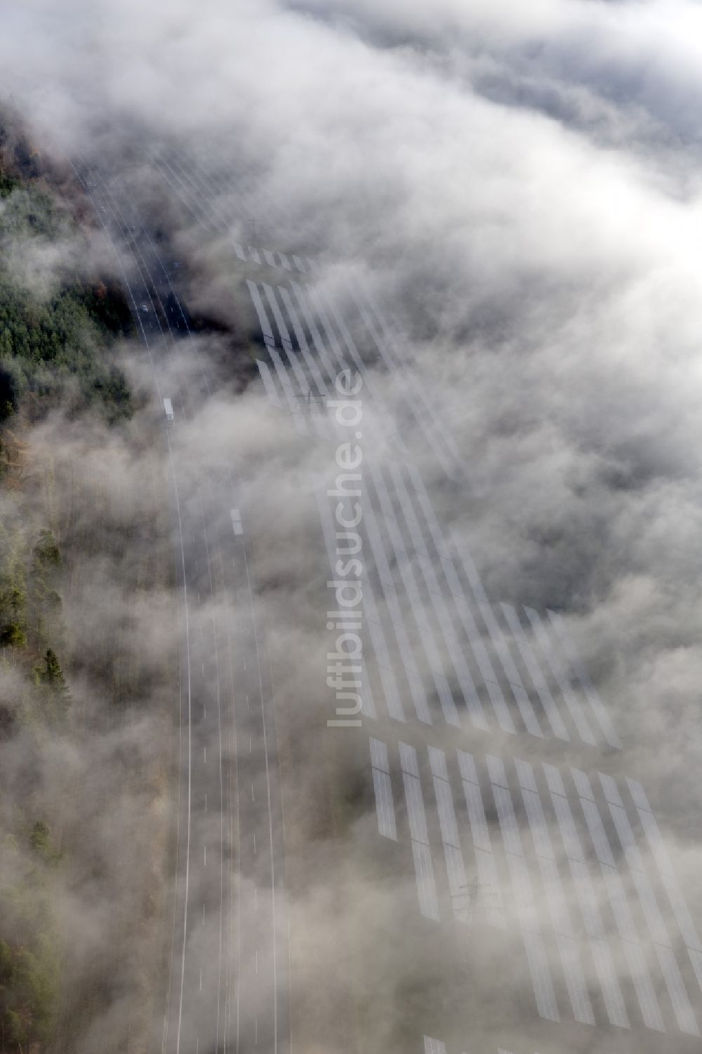 Luftbild Meschede - Herbst - Wetter Landschaft über den von Wolken und Hochnebel bedeckten Solaranlage der Photovoltaikanlage an der A46 bei Meschede im Bundesland Nordrhein-Westfalen