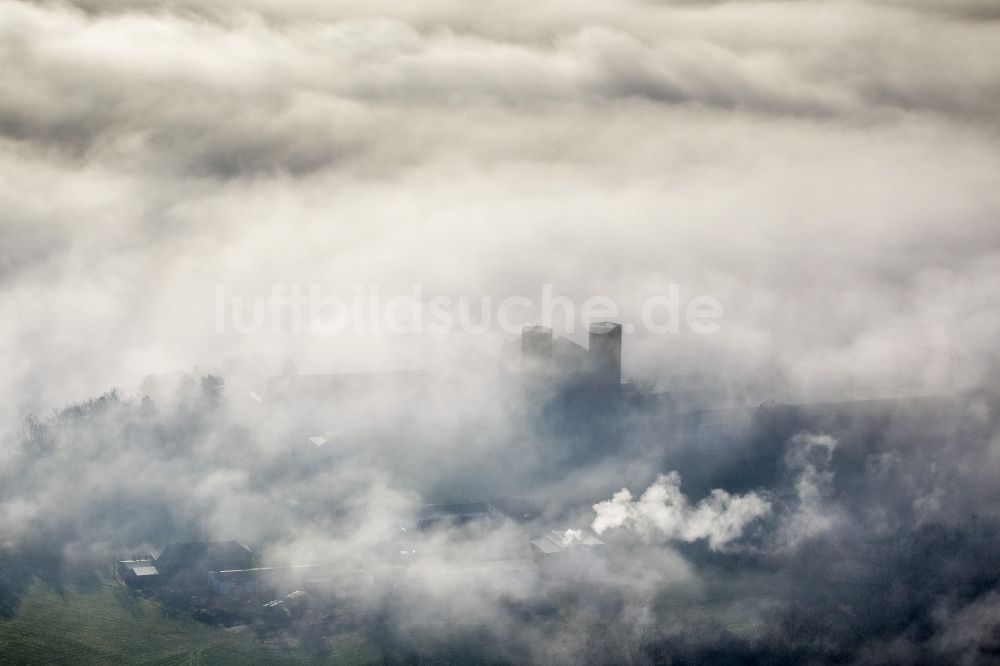 Luftaufnahme Meschede - Herbst - Wetter Landschaft über den von Wolken und Hochnebel umschlossenen Abtei Königsmünster in Meschede im Bundesland Nordrhein-Westfalen