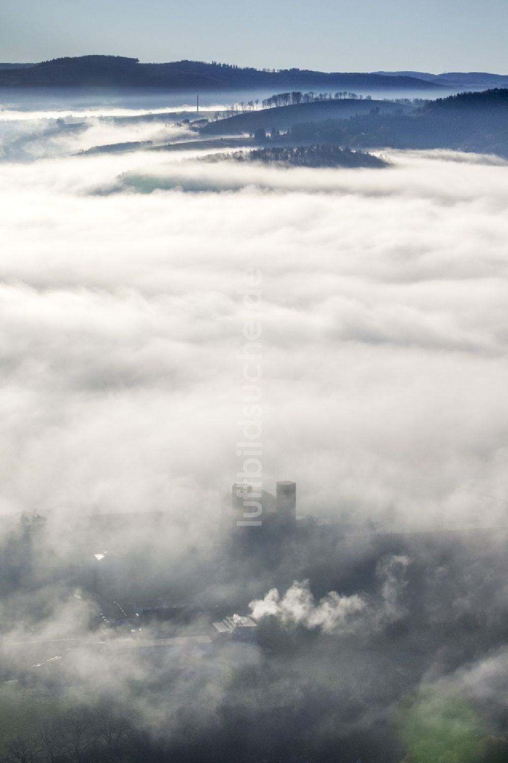 Meschede von oben - Herbst - Wetter Landschaft über den von Wolken und Hochnebel umschlossenen Abtei Königsmünster in Meschede im Bundesland Nordrhein-Westfalen