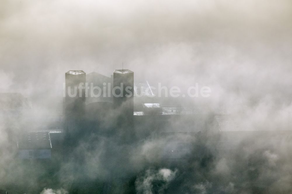 Meschede aus der Vogelperspektive: Herbst - Wetter Landschaft über den von Wolken und Hochnebel umschlossenen Abtei Königsmünster in Meschede im Bundesland Nordrhein-Westfalen