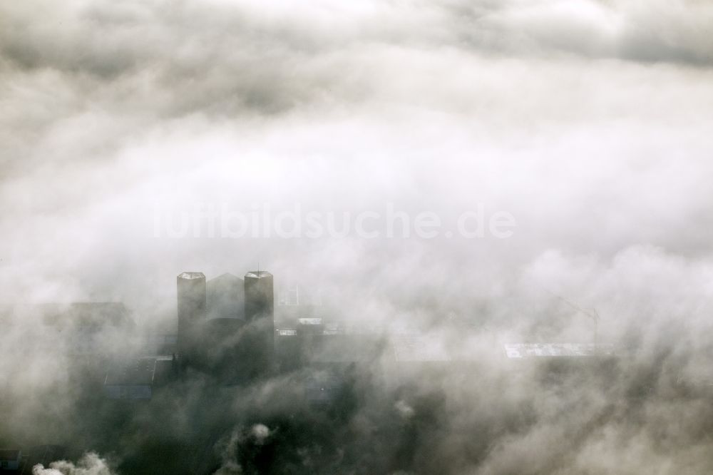 Luftbild Meschede - Herbst - Wetter Landschaft über den von Wolken und Hochnebel umschlossenen Abtei Königsmünster in Meschede im Bundesland Nordrhein-Westfalen