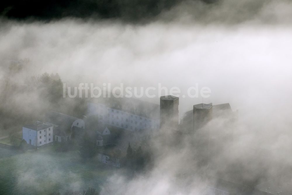 Meschede von oben - Herbst - Wetter Landschaft über den von Wolken und Hochnebel umschlossenen Abtei Königsmünster in Meschede im Bundesland Nordrhein-Westfalen