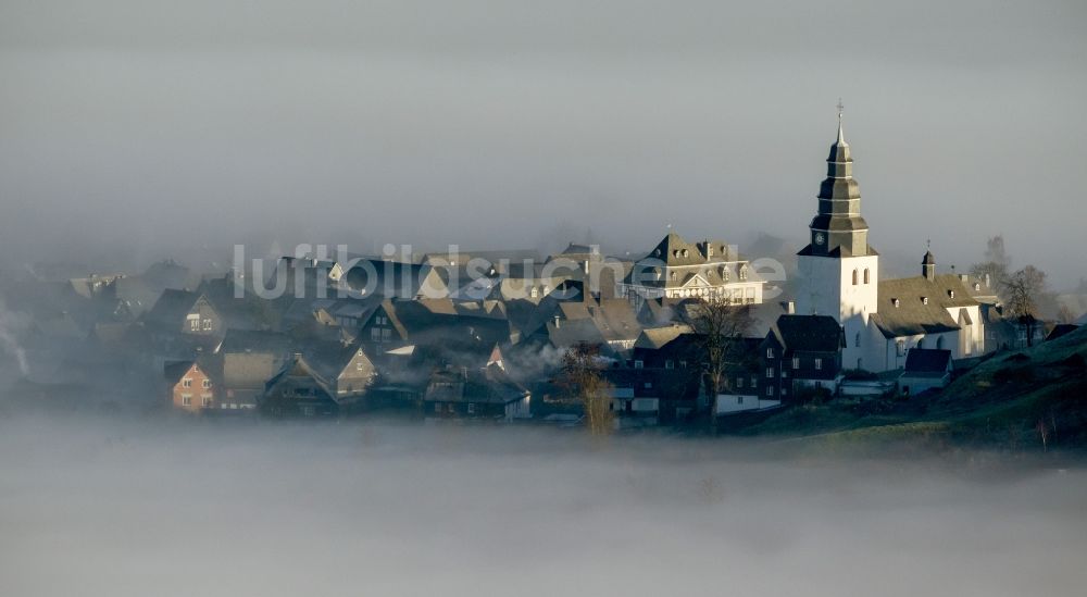 Meschede OT Bergstadt Eversberg aus der Vogelperspektive: Herbst - Wetter Landschaft über den von Wolken und Hochnebel umschlossenen Ortsteil Eversberg in Meschede im Bundesland Nordrhein-Westfalen