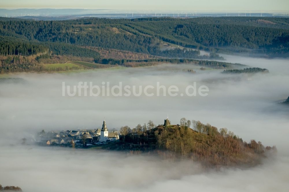 Luftbild Meschede OT Bergstadt Eversberg - Herbst - Wetter Landschaft über den von Wolken und Hochnebel umschlossenen Ortsteil Eversberg in Meschede im Bundesland Nordrhein-Westfalen